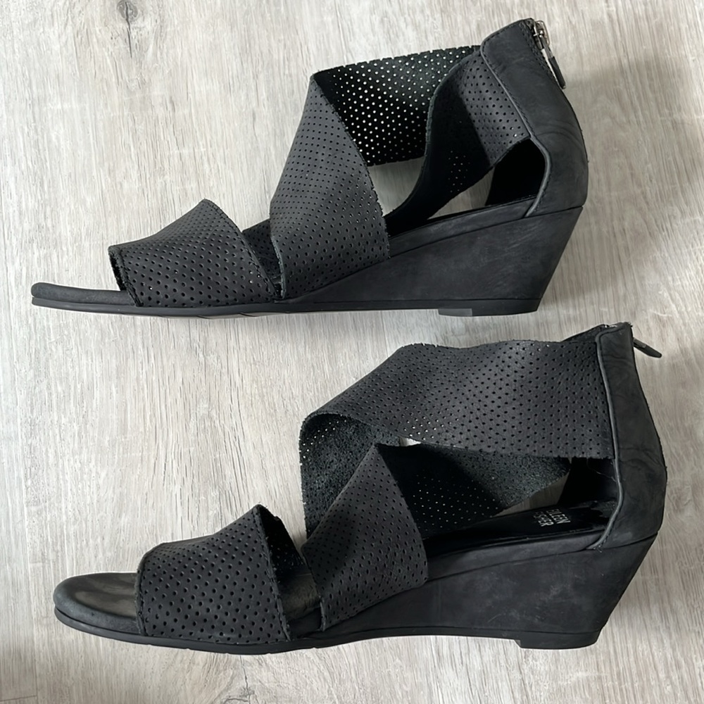 Eileen Fisher Kes‎ 2 Sandals Perforated Nubuck Cross Strap Wedge Women’s 8 Black - Picture 6 of 11
